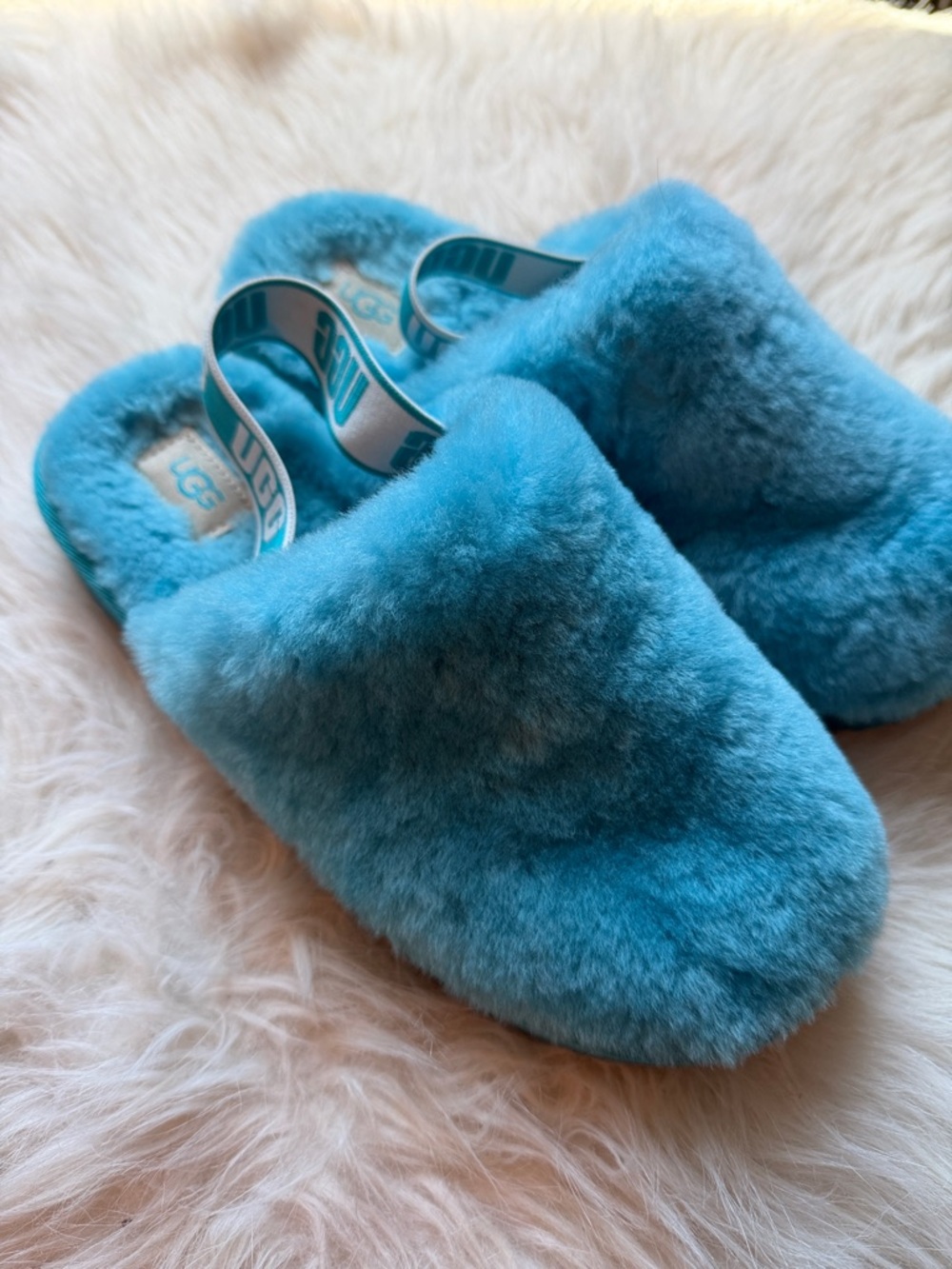 blue UGG Oh Yeah slippers made of plush sheepskin with a branded elastic strap
